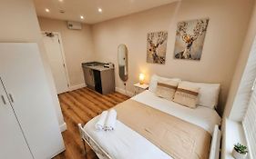Stylish Acton Studio Fast Central Connection